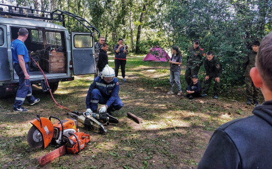 Спасатели провели урок безопасности для участников военно-патриотического клуба 